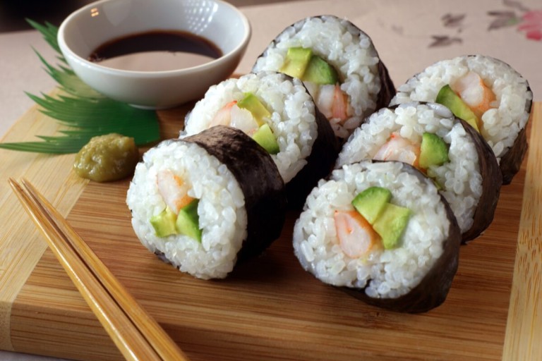 How do you make homemade sushi rolls at home? 1
